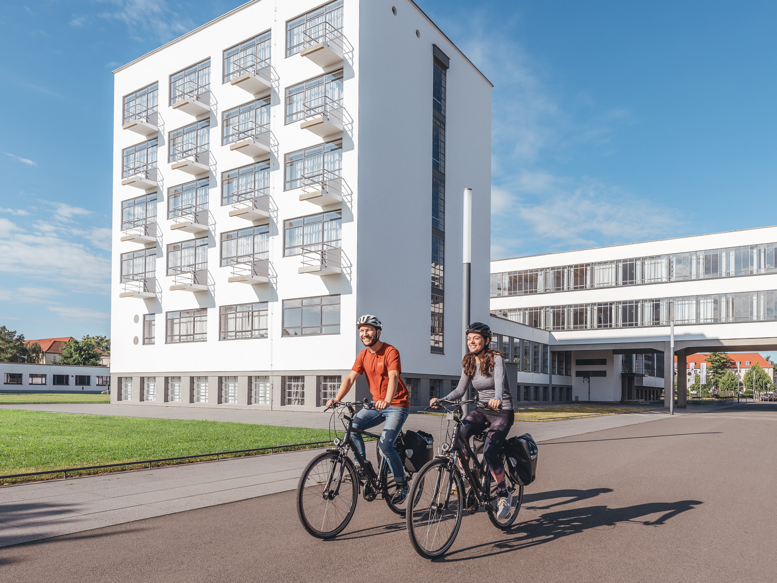 bauhaus_radfahrer Radfahrer vor Bauhausgebäude